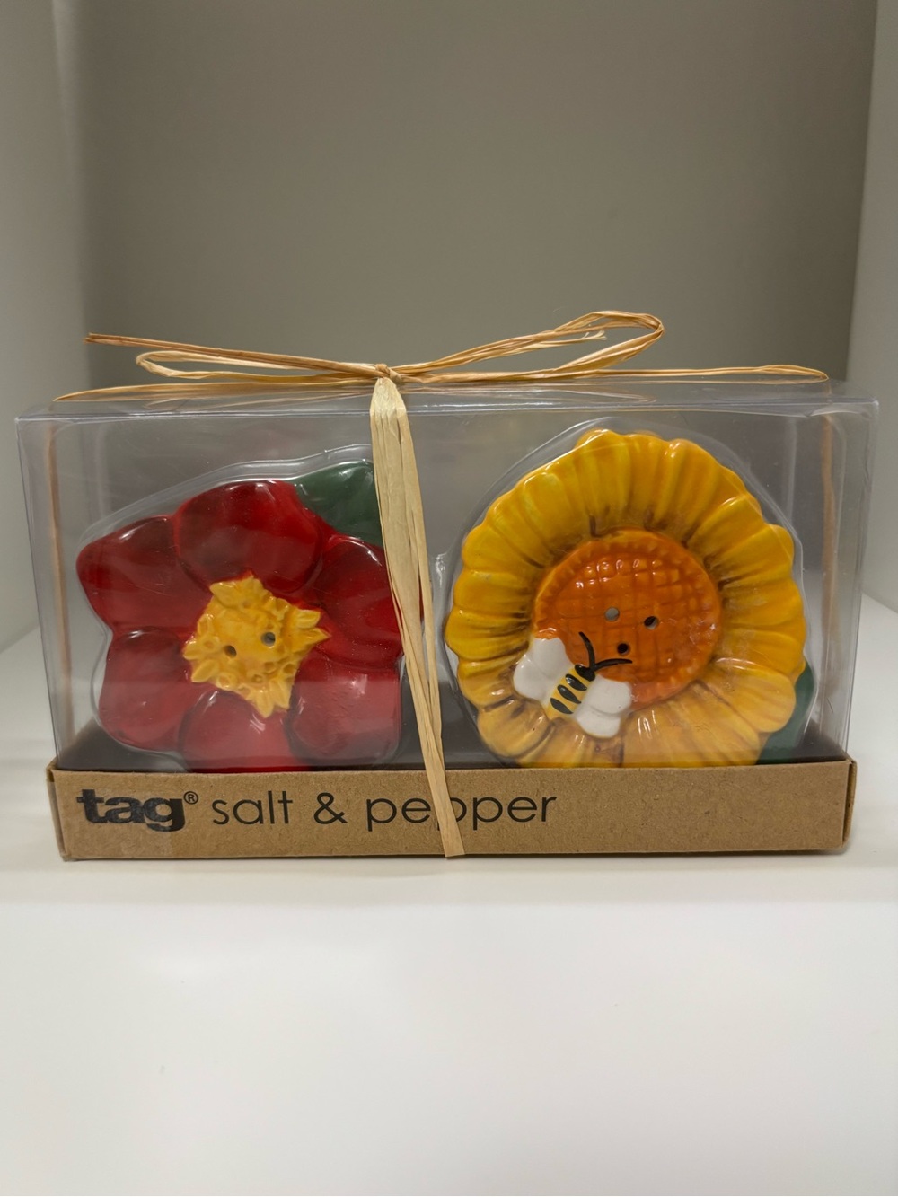 tag Ceramic Floral Salt & Pepper Shaker Set – Flower Shape